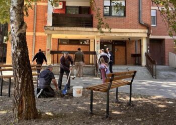 Počelo uređenje gradskih naselja: Na Kotežu postavljene nove klupe