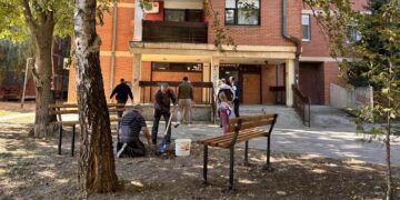Počelo uređenje gradskih naselja: Na Kotežu postavljene nove klupe
