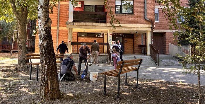 Počelo uređenje gradskih naselja: Na Kotežu postavljene nove klupe